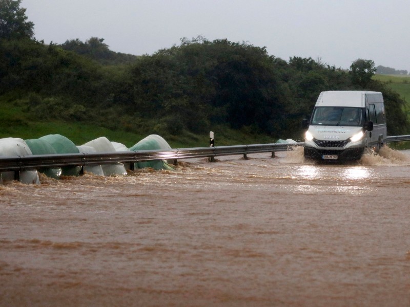 Die Landstraße L115 vor Ahrhütte mit dem Fluss Ahr im Ahrtal in Rheinland-Pfalz wurde durch starke Regenfälle sintflutartig überspült.