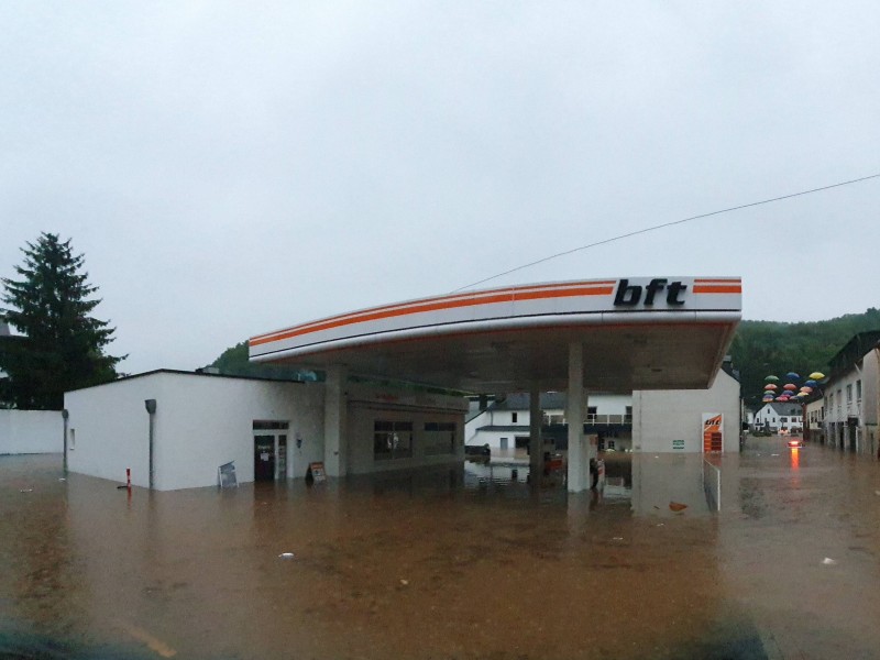 Eine Tankstelle in Prüm wurde vollständig überflutet. 