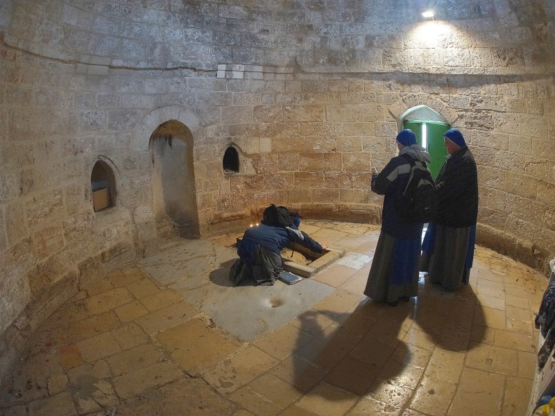 Im Inneren der Kapelle ist der angeblich letzte Fußabdruck Jesu zu sehen. 