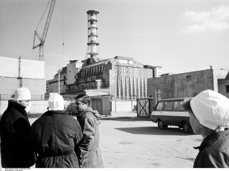 ...des zerstörten Reaktors mit Beton und Stahl („Sarkophag“) wurde am 3. November 1986 fertig. Große Mengen radioaktiver Stoffe hatten bis dahin weite Teile Weißrusslands, der Ukraine und Russlands verstrahlt.