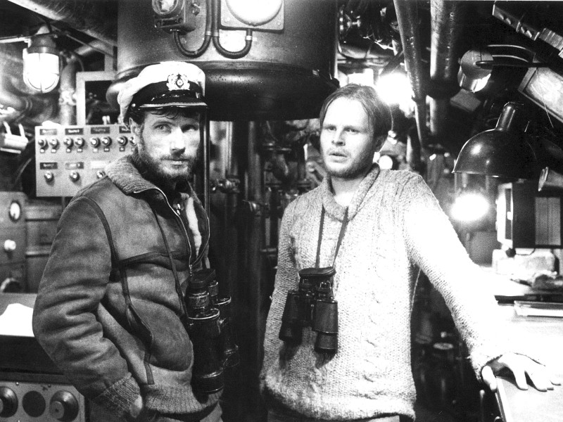 1981 wird ein Millionenpublikum auf ihn aufmerksam, als er in Wolfgang Petersens Kinoepos „Das Boot“ den Leutnant Werner gibt. Hier zu sehen mit Filmpartner Jürgen Prochnow, ...