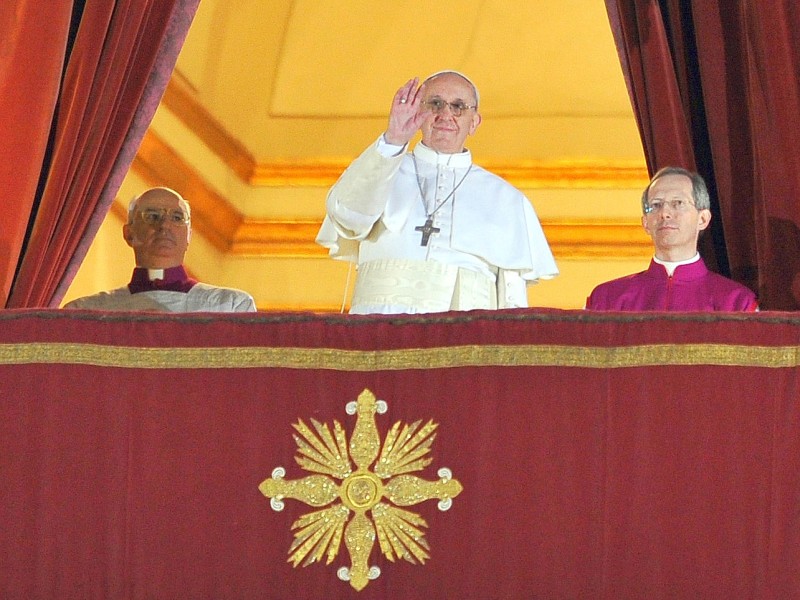 Das war sein erster Auftritt als Papst Franziskus: Am Abend des 13. März 2013 zeigte sich der neu gewählte Pontifex auf der Loggia des Vatikans. Papst Franziskus ist der erste Lateinamerikaner und der erste Jesuit, der zum Oberhaupt der katholischen Kirche gewählt wurde. 