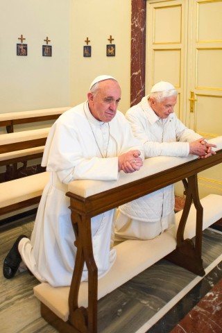 Schon bald nach seiner Wahl traf sich Franziskus mit seinem zurückgetretenen Vorgänger Benedikt XVI. Das Treffen zwischen dem amtierenden und dem emeritierten Papst gilt als „weltgeschichtliche Stunde.