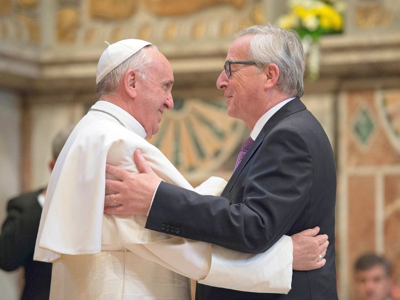 Im Mai 2016 erhielt der Pontifex den Internationalen Karlspreis. EU-Kommissionspräsident Jean-Claude Juncker (re.) gratulierte. Der Papst bekam die Auszeichnung „in Würdigung seines herausragenden Engagements für Frieden, Verständigung und Barmherzigkeit in einer europäischen Gesellschaft der Werte. 