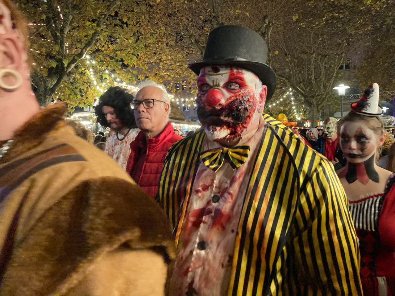 Halloween in Essen: verrückte Kostüme beim Zombiewalk.