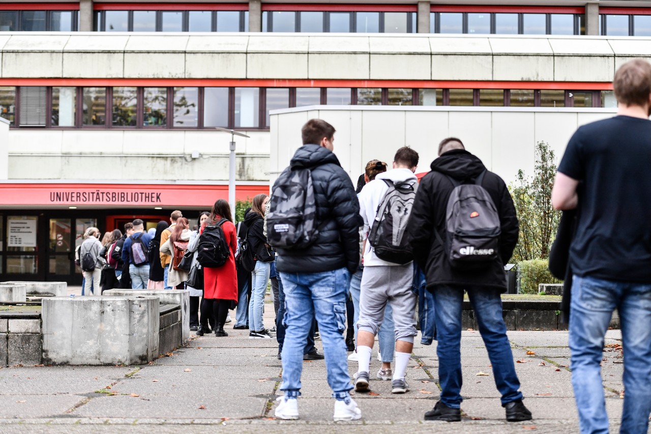 Uni Duisburg-Essen: Studierende standen am Montag vor dem Eingang der Bibliothek an. Es galt die 3G-Regel. 