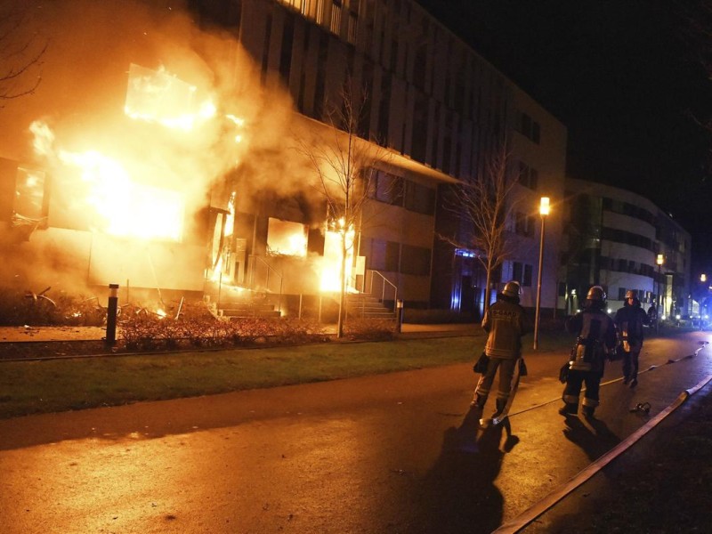 Die Flammen hatten sich rasch auf das gesamte Gebäude ausgebreitet. 