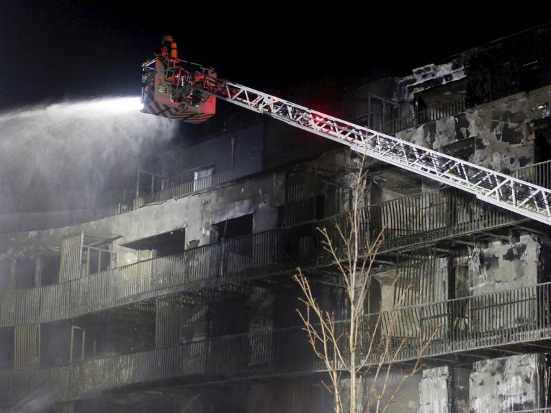 Das Haus ist nach dem Brand zerstört. 