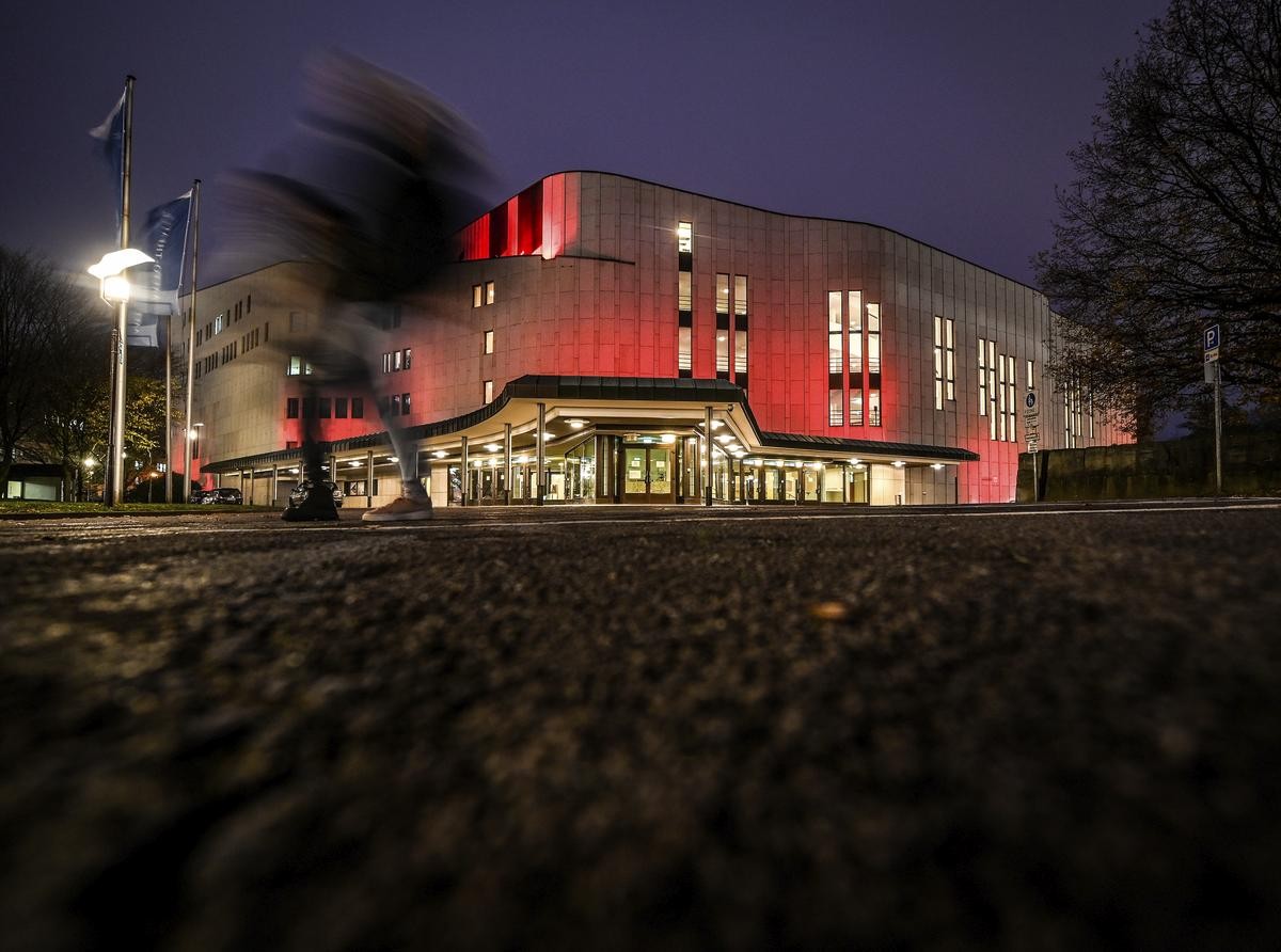 Das Aalto-Theater in Essen leuchtet am Dienstag in knallrot. (Archiv)