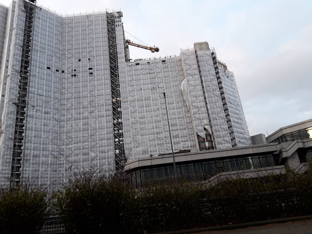 Noch ist das ehemalige RWE-Gebäude von Planen und Baugerüsten verhüllt. Doch in den nächsten Monaten wird es abgerissen. 