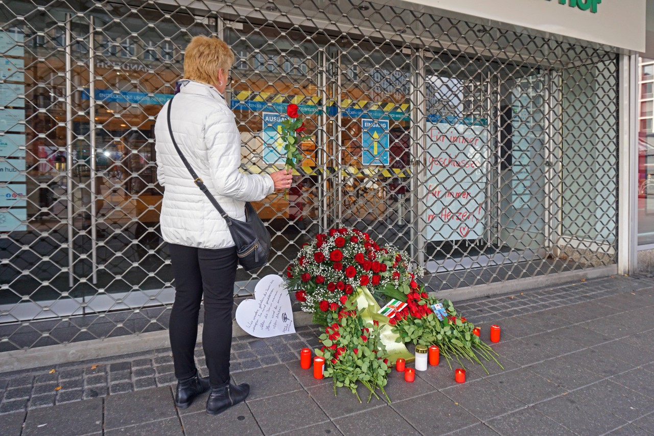 Nach der endgültigen Schließung von Galeria Karstadt Kaufhof in Essen legten ehemalige Mitarbeiter Blumen nieder. 