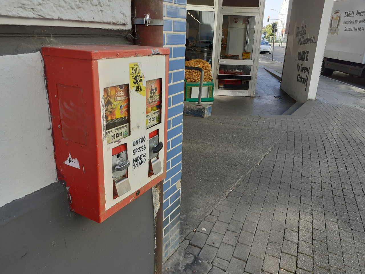 An dem Kaugummiautomaten an der Kölner Str. 75 kannst du „Sticky Hammer“ und „Candy Jawbeaker“ ziehen. 