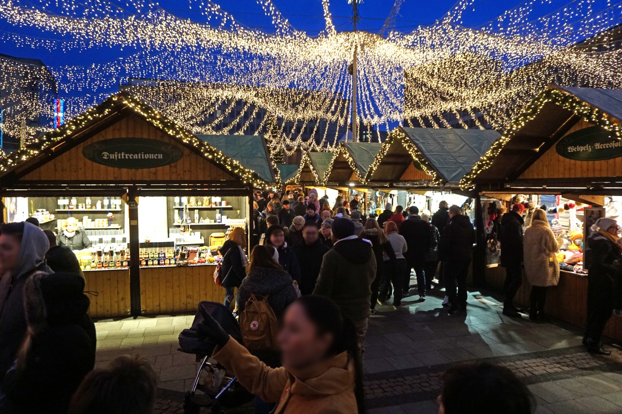 Der Kennedyplatz in Essen: Statt für Partys ist der Platz eigentlich eher als Veranstaltungsort für den Weihnachtsmarkt bekannt. (Archivbild aus 2019)