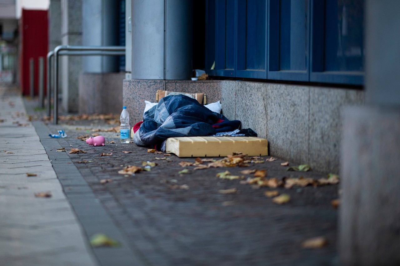 Ausgangssperre in Essen: Wie wirkt sich die Notbremse-Regelung auf Obdachlose aus, die notgedrungen nachts draußen sind? (Symbolbild)