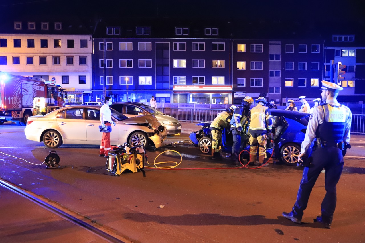 Ganze drei PKW sind in Essen-Steele ineinander gefahren. Eine Frau musste aus ihrem Auto geborgen werden. Ganze drei PKW sind in Essen-Steele ineinander gefahren. Eine Frau musste aus ihrem Auto geborgen werden.