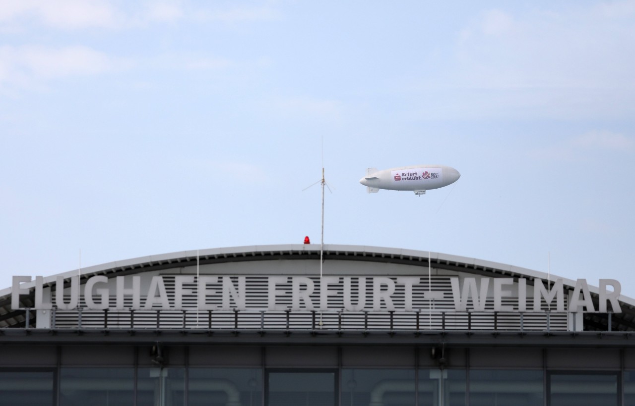 Essen: Luftschiff Theo vor der Landung am Flughafen. 