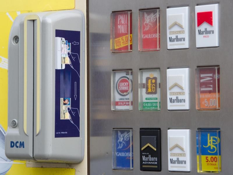 Essen: Duo versucht Zigarettenautomat zu knacken und macht einen großen Fehler
