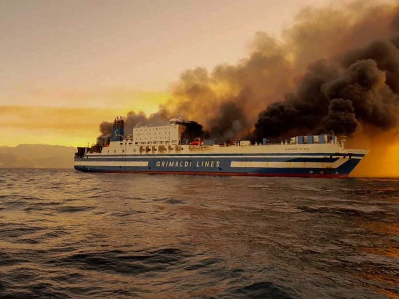 Griechenland: Dicker, schwarzer Rauch steigt über einer brennenden Autofähre vor Korfu auf. Auf dem Schiff befanden sich Berichten zufolge rund 240 Passagiere und 50 Besatzungsmitglieder. 
