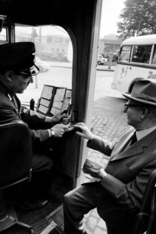 Einstieg und Fahrkartenverkauf beim Busfahrer Anfang der 1960er Jahre. In den Straßenbahnen gab es lange noch den Schaffner, der für den Fahrkartenverkauf zuständig war - der Schaffner  konnte auch eine Dame sein, während das Fahren bis in die 1990er Jahre grundsätzlich Männersache war.