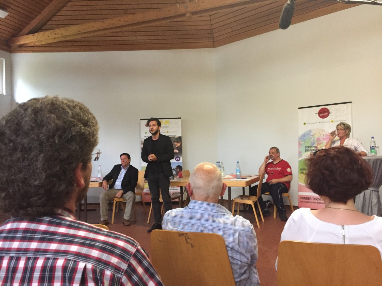 Felix Banaszak von den Grünen spricht mit Marxlohern über ihre Probleme.