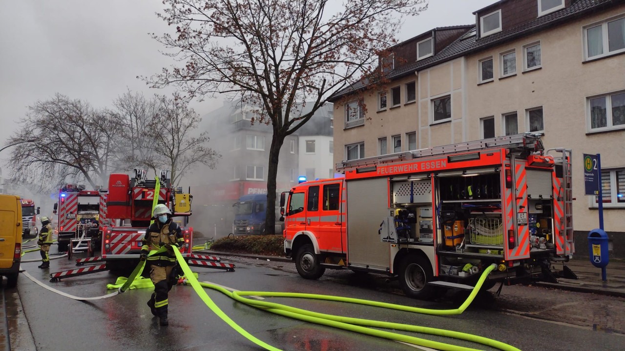 In Essen Bochold ist die Feuerwehr aktuell im Einsatz, um die massive Rauchentwicklung wegen eines LKW-Brandes in den Griff zu bekommen. 