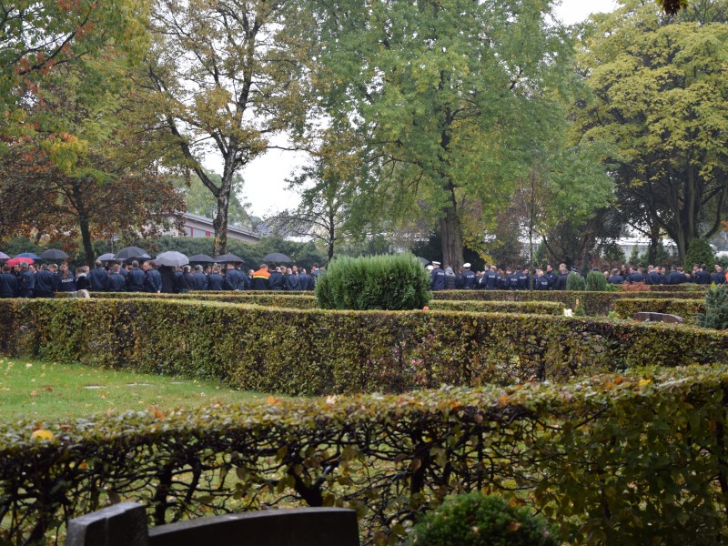 Auf dem Friedhof in Oberhausen Altstaden trauerten am Donnerstagmorgen über 500 Feuerwehrmänner, Polizisten und Rettungskräfte.