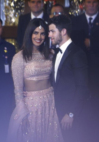 Bollywood Schauspielerin Priyanka Chopra und ihr Ehemann, der US-Sänger Nick Jonas, kamen zur Hochzeit von Isha Ambani.