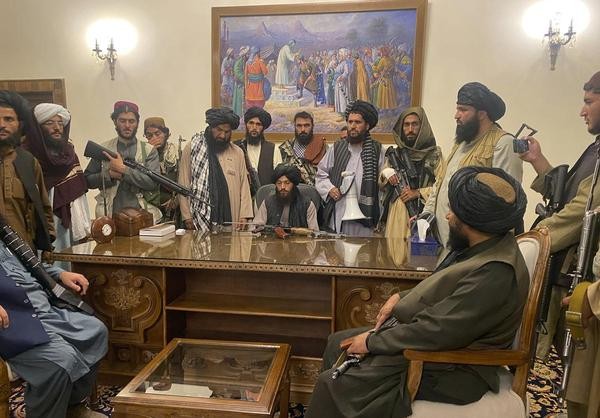  Afghanistan, Kabul: Taliban-Kämpfer sitzen in einem Raum des Präsidentenpalastes. Nur wenige Stunden nach der Flucht des afghanischen Präsidenten Ghani haben Kämpfer der militant-islamistischen Taliban den Präsidentenpalast in der Hauptstadt Kabul eingenommen.