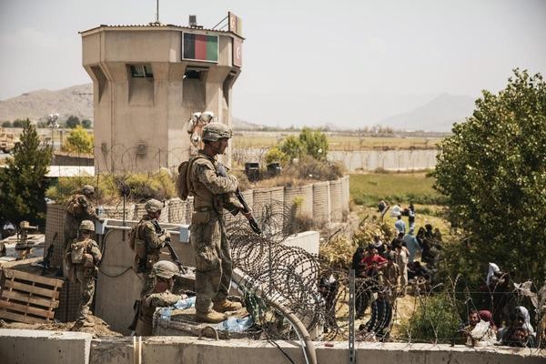  In diesem vom US Marine Corps zur Verfügung gestellten Foto bewachen US-Marines einen Evakuierungskontrollpunkt am Hamid Karzai International Airport. 