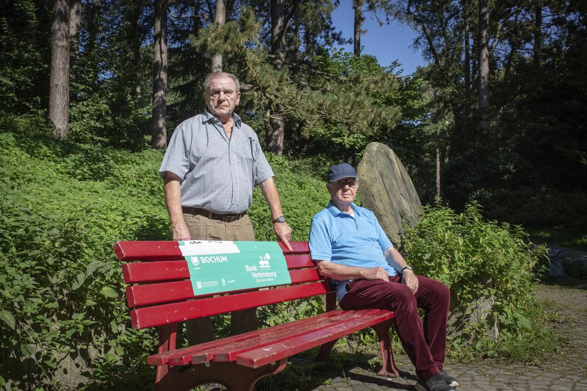 Werner Gierse (links) aus Bochum setzt sich auf eine Parkbank und verändert so das Leben vieler Menschen. 