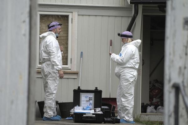 Techniker der Polizei untersuchen die Wohnung des Mannes, der am Mittwoch (13.10.2021) in Kongsberg fünf Menschen getötet hat. 