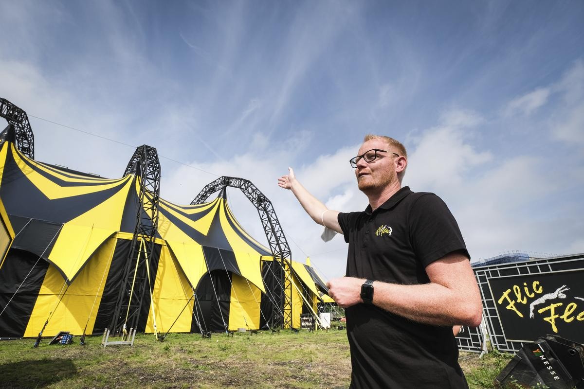 Flic-Flac-Geschäftsführer Uwe Struck zeigt das neue Zelt am Alten Güterbahnhof. 