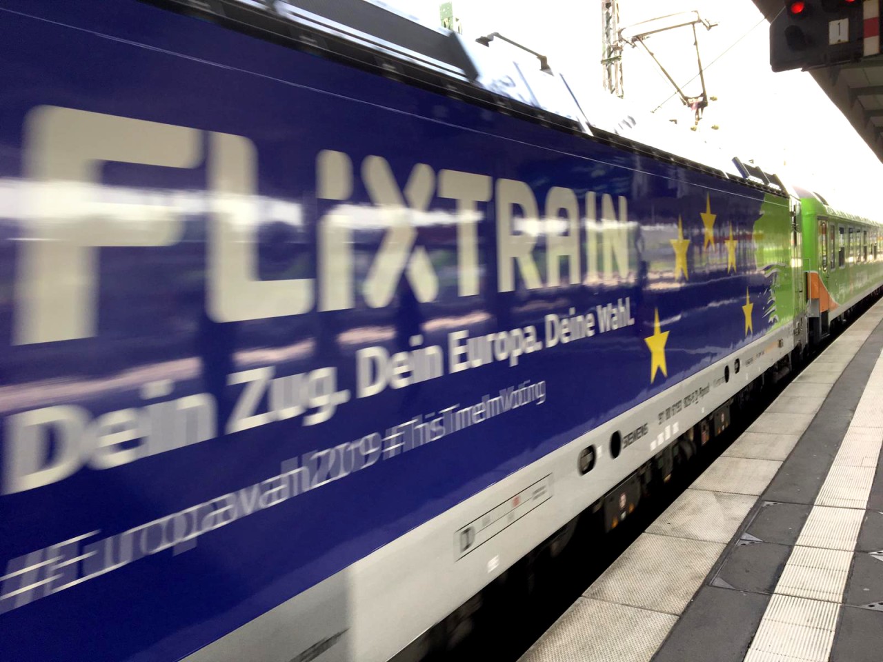 Eigentlich grün, erstrahlte der Zugwagen des ersten Flixtrains aus Berlin am Donnerstag in „Europawahl-Blau“.