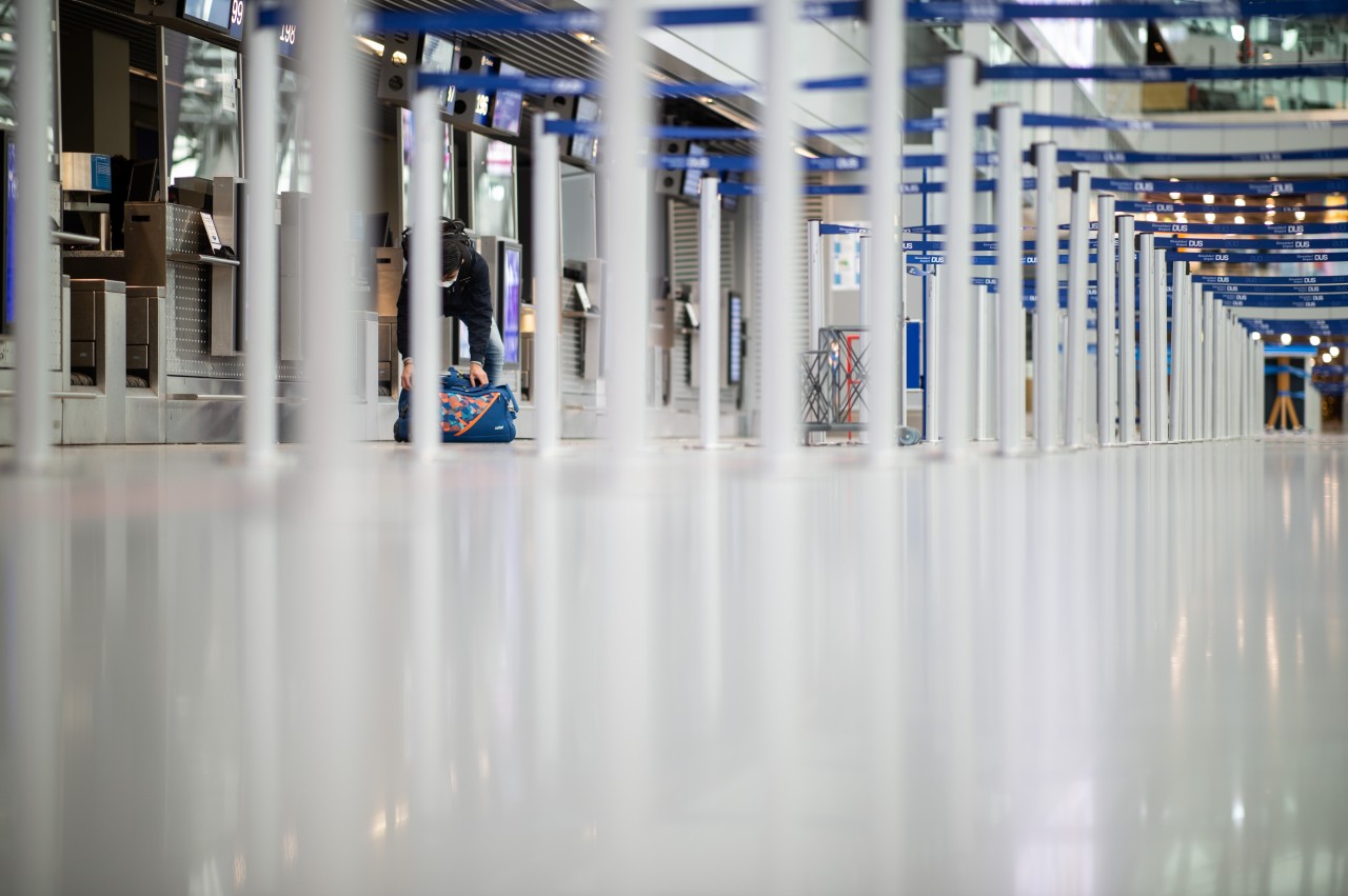 Für den gesuchten Mann endete die Reise vorzeitig am Flughafen Düsseldorf. (Symbolbild)