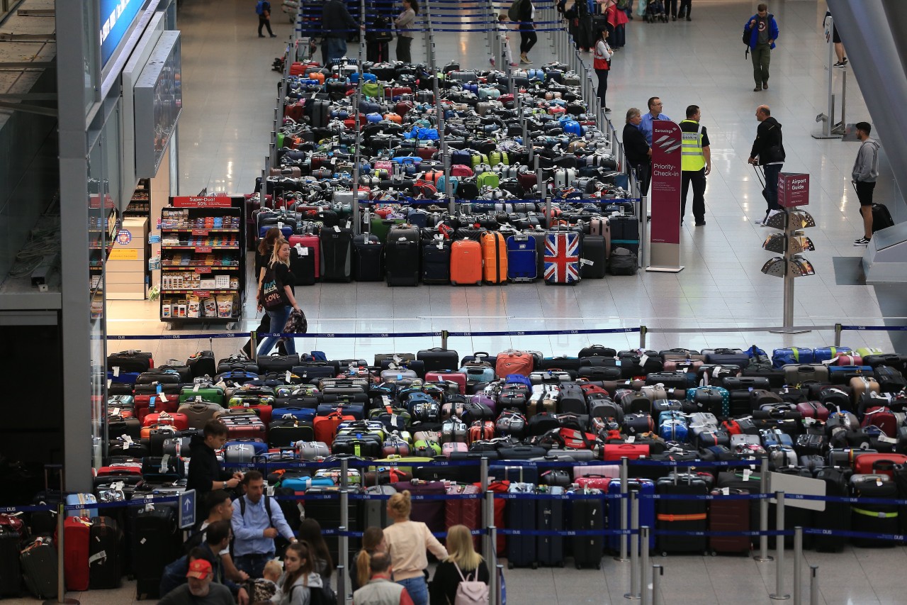 Hunderte Koffer werden am Flughafen Düsseldorf gesammelt und bleiben vorerst stehen.
