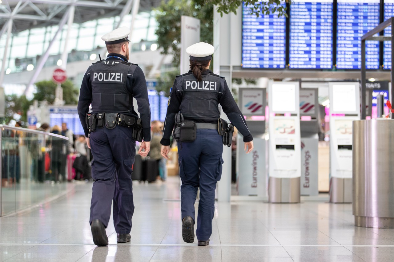 Flughafen Düsseldorf: Polizisten mussten eingreifen. (Symbolbild)