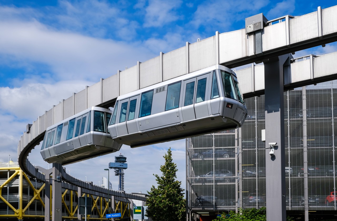 Flughafen Düsseldorf: Der Skytrain bringt Fluggäste zum Bahnhof Düsseldorf Flughafen. 