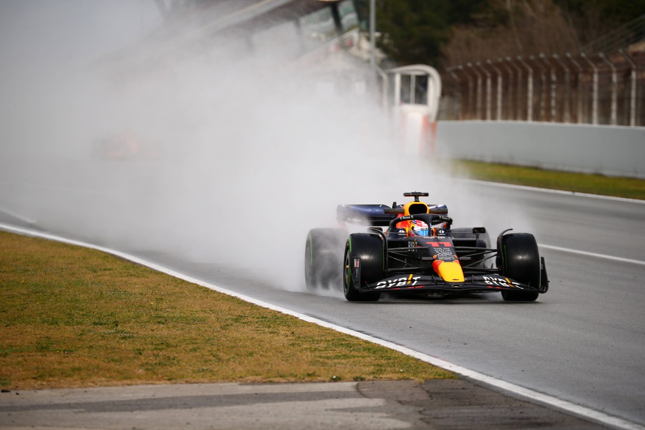 In der Formel 1 tritt bei den Autos auf der Geraden aktuell häufig das sogenannte Porpoising auf.