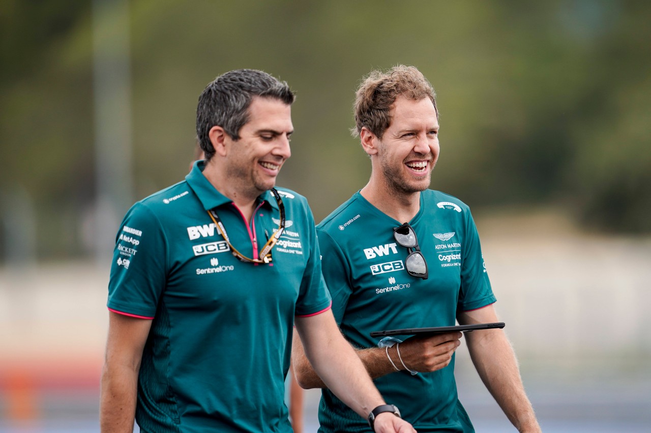 In der Formel 1 hat Sebastian Vettel mit Blick auf sein Ex-Team gut Lachen.