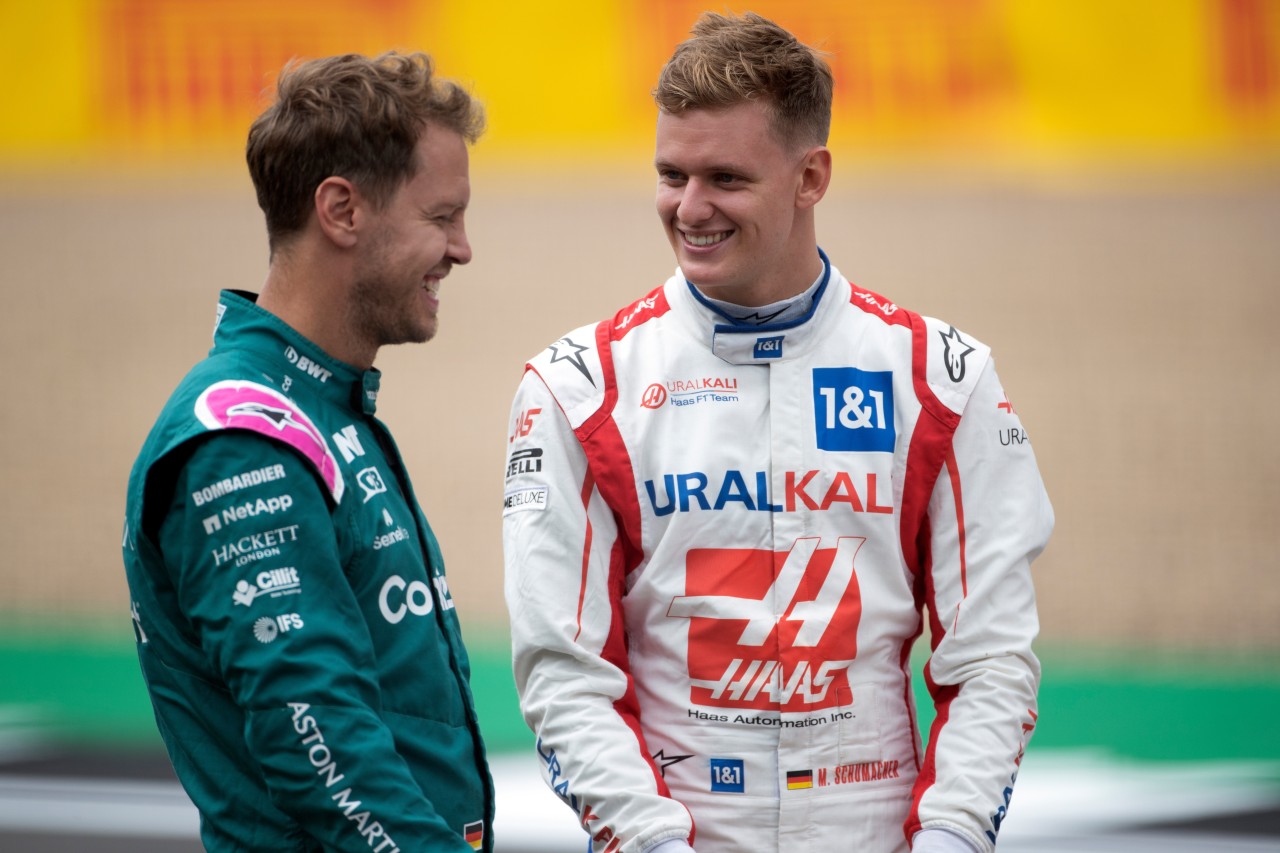 Formel 1: Die beiden deutschen Piloten Sebastian Vettel (r.) und Mick Schumacher treten als Teamkollegen beim „Race of Champions“ an.