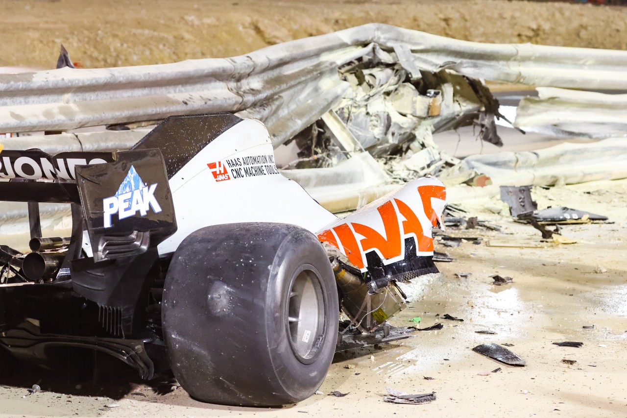 Grosjeans Haas wurde in zwei Teile gerissen. Aus dem Metallklumpen in der Leitplanke konnte er sich befreien.