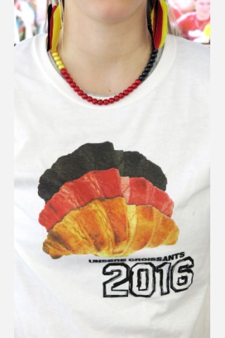 „Unsere Croissants“ in Schwarz-Rot-Gold: Für uns das Fan-Shirt des Sommers. Nicht zu vergessen: Die Perlenkette aus feinstem China-Plastik.