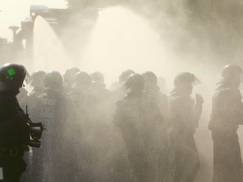Polizisten im Nebel der Wasserwerfer.