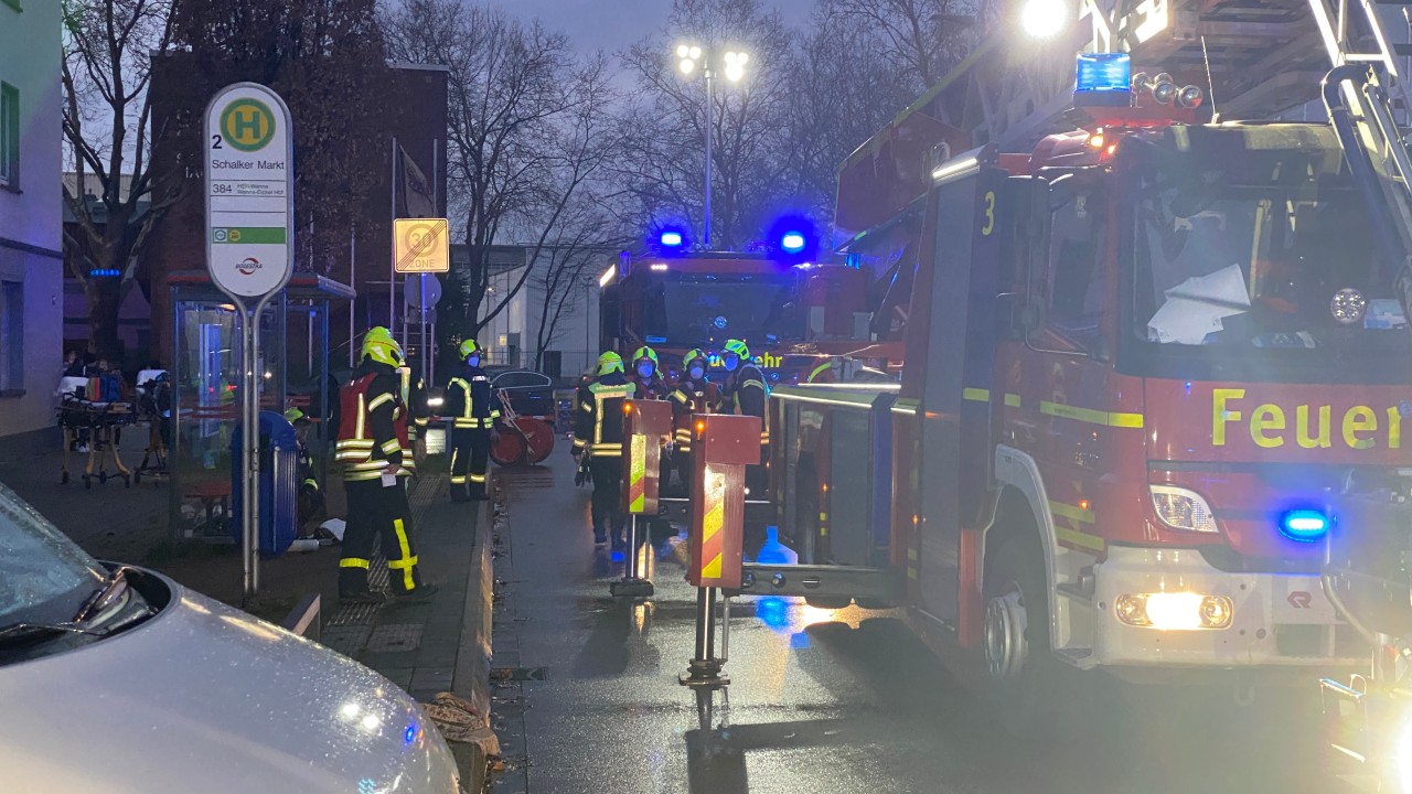 Gelsenkirchen: Die Feuerwehr rückte am Sonntagabend zu einem Wohnungsbrand aus. 