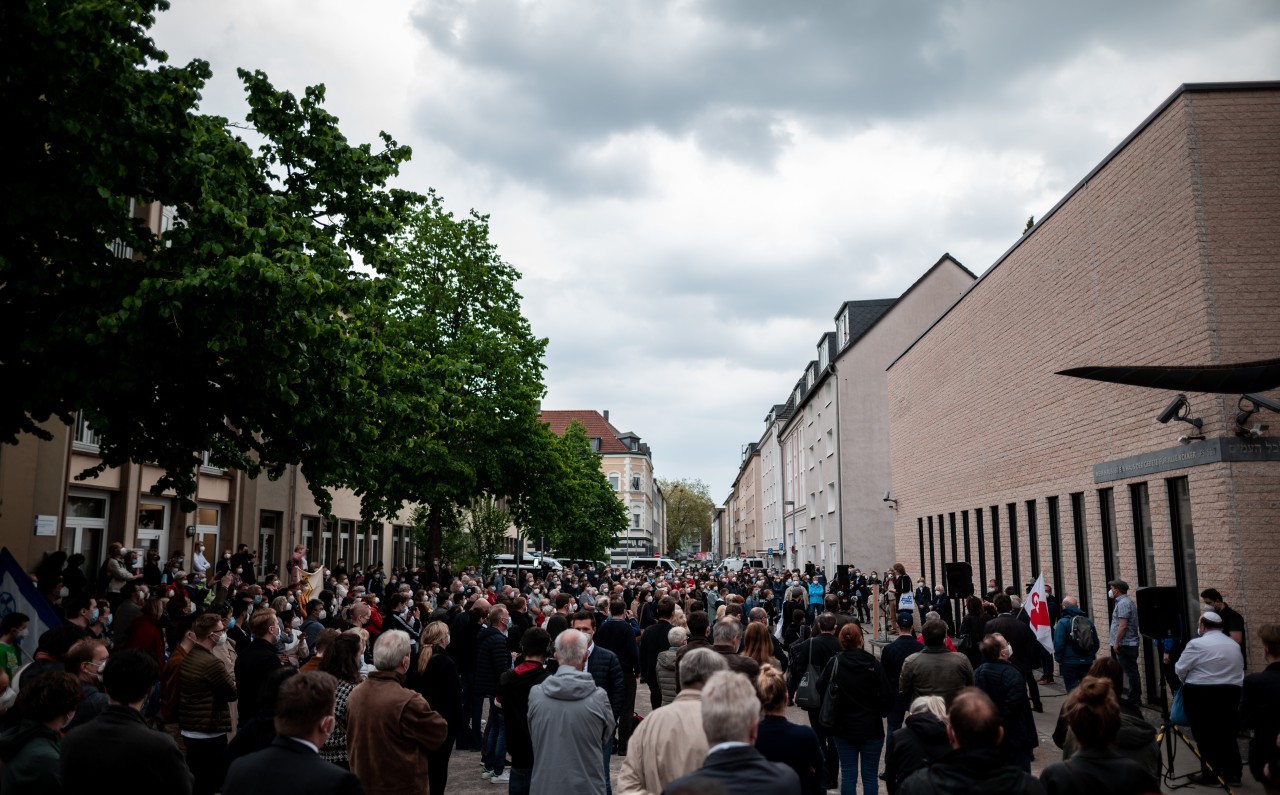 Gelsenkirchen: Nach der Judenhass-Demo haben Hunderte ein wichtiges Zeichen gegen Antisemitismus gesetzt.