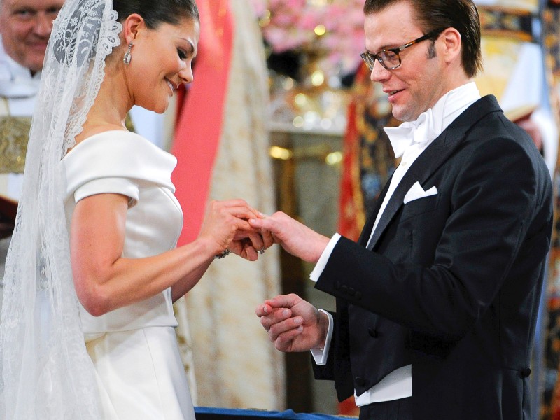 Im Jahr darauf rührt das Paar Schweden zu Tränen, als es sich am 19. Juni 2010 in Stockholm das Jawort gibt. Vor Nervosität bekommt Prinz Daniel den Ring kaum an Victorias Finger gesteckt. Victoria beweist Coolness. 