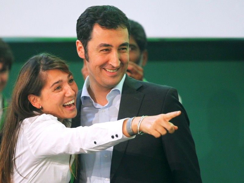 Cem Özdemir ist mit der aus Argentinien stammenden Journalistin Pia Maria Castro verheiratet. Das Paar hat zwei gemeinsame Kinder. 