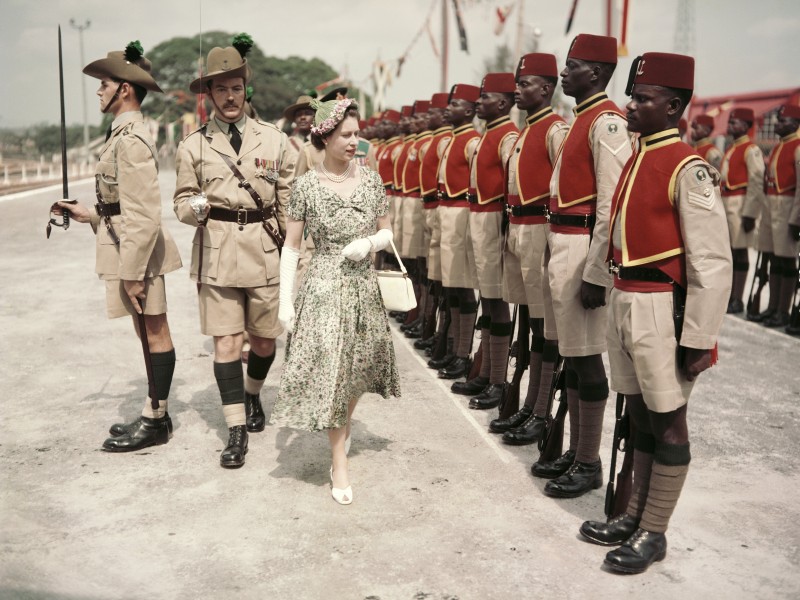 Und das war erst der Anfang: Den aktuellsten Schätzungen zufolge entsprechen die Kilometer, die die Queen bis dato gereist ist, 42 Reisen um den kompletten Globus. Im Februar 1956 war sie zum Beispiel in Nigeria (Foto). Mehr als vier Jahrzehnte (1953 bis 1997) war die Britannia, die königliche Yacht, die schwimmende Residenz ihrer Majestät. Im Laufe der Jahre segelte die Queen auf ihr weit mehr als stolze eine Million Meilen und besuchte sogar die Karibik und Südafrika. Damit gilt die Königin als das Staatsoberhaupt der Geschichte, das am weitesten reiste. 