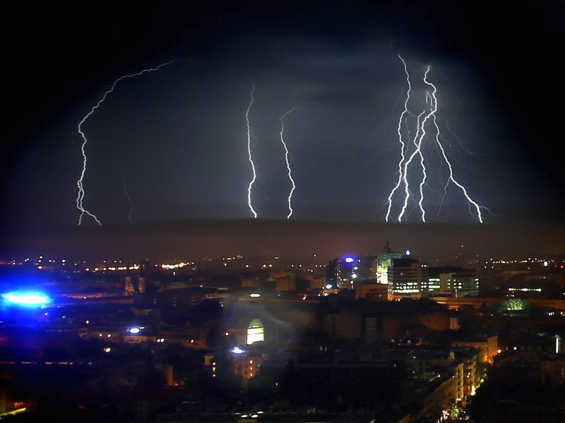 Gewitter über Warschau mit mehreren Blitzen: Bei Sommergewittern kommt es meist zu viel mehr Entladungen als bei Gewittern im Winter.