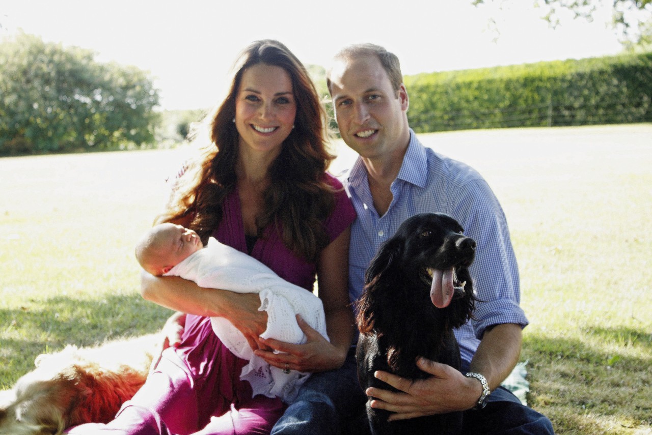 Prinz William und seine Frau Kate posierten nach der Geburt von Baby George ebenfalls zusammen mit einem Hund.